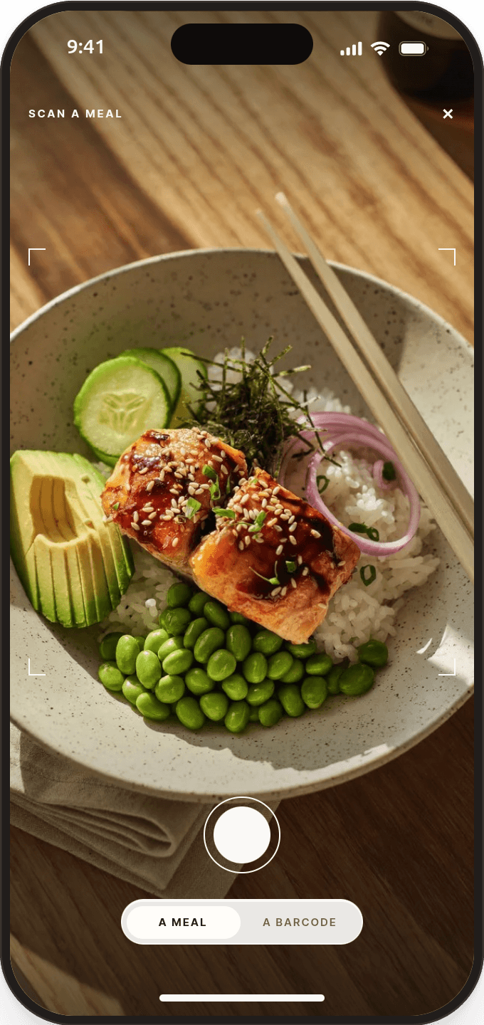 Scanning a meal in izeeva: the camera frames a teriyaki salmon bowl with rice, edamame, avocado and cucumber, ready to read into ingredients.